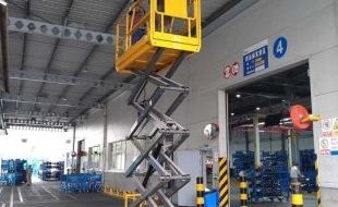 升降平台作业应配备哪些安全保护装置